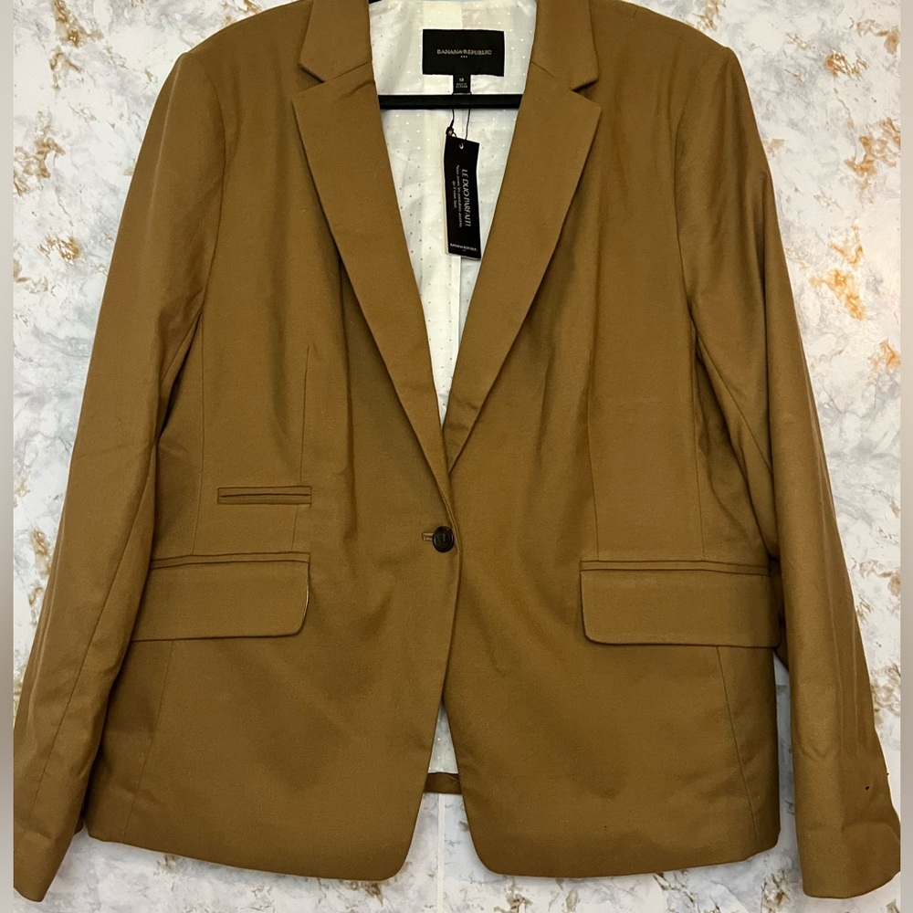 NWT Banana Republic women’s Camel/brown lined blazer. Size 18.